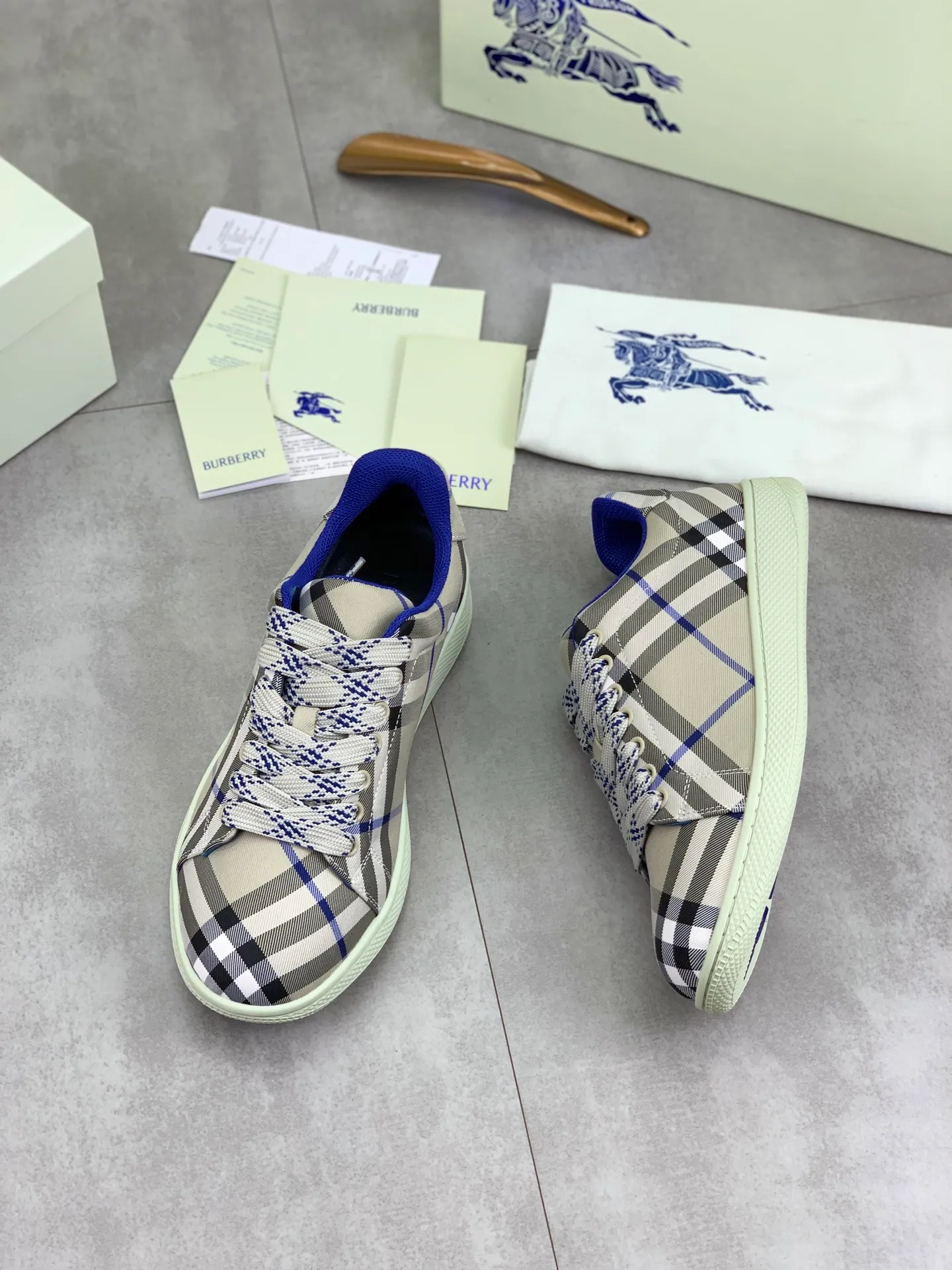 Factory price P580 [BURBERRY] Burberry - High-end quality original order - Upper: imported 🔝 original material - Lining: cowhide lining, feet; water-dyed cowhide - Outsole: ultra-light TPR rubber; two-color molded outsole - Super high quality control · Fine workmanship: highlighted (high-end, extravagance, grade) -Size: 38-46 (Male 38 46 can be customized) · Color: 4️⃣ colors available